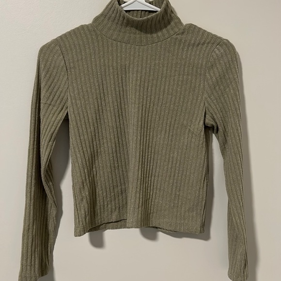 Wilfred Free by Aritzia Green Turtleneck Cropped Long Sleeve Sweater Size Small - Picture 1 of 3